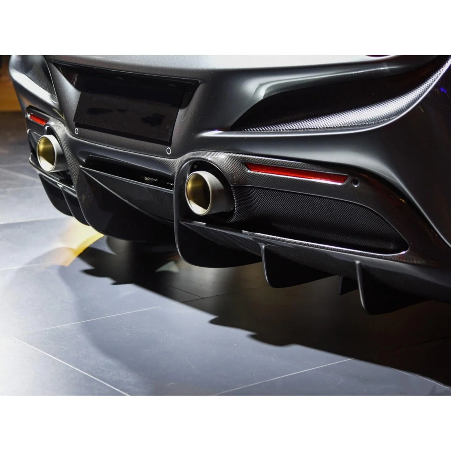 Diffuseur Arrière en Fibre de Carbone Sèche – Style OEM pour Ferrari F8 Tributo / Spider